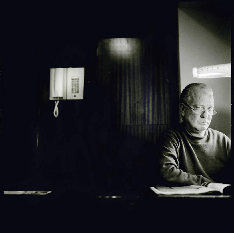 成年人,中年人,老年人,一个人,坐,横图,黑白,室内,信心,桌子,西班牙,仅一个男性,仅一个人,仅一个中年男性,首都,休闲装,思考,马德里,放松,摄影,肖像,男人,男性,中年男性,座机