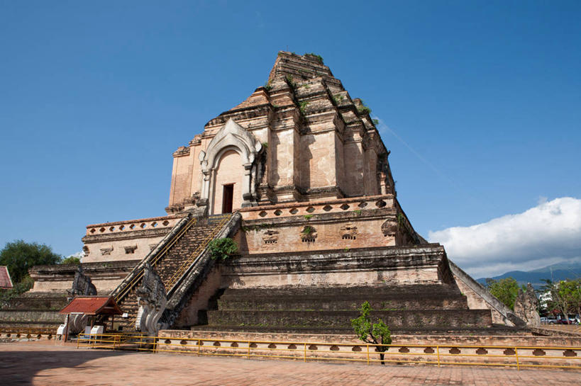 无人,寺庙,横图,室外,白天,建筑,泰国,云,历史,佛塔,台阶,树,天空,摄影,宗教,佛教,泰国文化,清迈省,柴迪隆寺,彩图