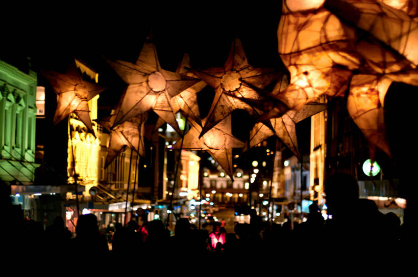 横图,室外,夜晚,新西兰,狂欢节,吊挂,悬挂,庆祝,灯笼,纸灯笼,许多人,挂,天空,一群人,星形,摄影,照亮,手艺,游行,达尼丁,美术工艺,彩图,传统文化,传统节日