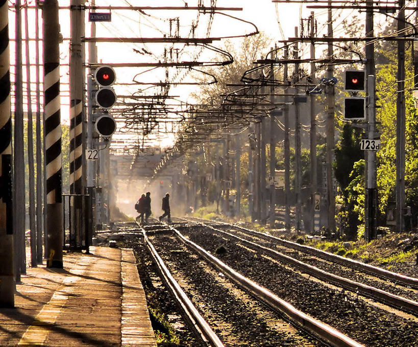 三个人,横图,室外,白天,路,铁路,意大利,阴影,轨道,交通,铁轨,运输,摄影,意大利文化,萨勒诺,庞贝,彩图,横越