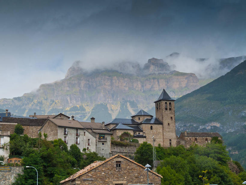 无人,教堂,横图,室外,白天,美景,山脉,植物,建筑,路灯,西班牙,景观,悬崖,云,塔,天空,自然,景色,摄影,宁静,基督教,宗教建筑,自然风光,树梢,韦斯卡,彩图