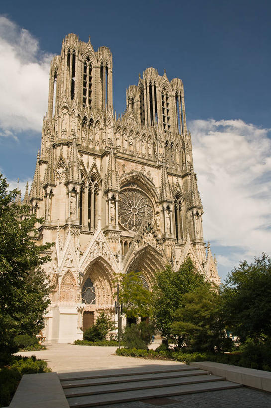 无人,教堂,竖图,室外,白天,建筑,法国,云,树,地标建筑,摄影,宗教,基督教,宗教建筑,法国文化,兰斯,彩图,大教堂