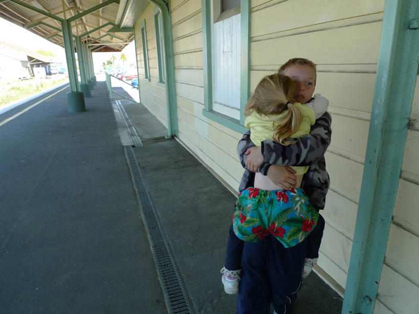 西方人,儿童,两个人,姐妹,火车站,站,横图,室外,白天,纯洁,车站,欧洲,新西兰,欧洲人,连接,站台,拿着,休闲装,月台,小孩,可爱,童年,童趣,摄影,关爱,童真,烂漫,无邪,马尔堡,天真,男孩,女孩,女性,白种人,孩子,拥抱,彩图,爱,铁路车站,铁路站