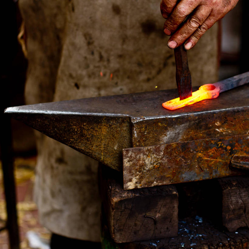 成年人,一个人,铁匠,商店,站,方图,室内,特写,工作服,制服,安全,西班牙,仅一个男性,工作,金属,工具,防护,热,商铺,摄影,肮脏,保护,控制,保险,防护服,砧骨,邋遢,保全,周全,安稳,安定,市肆,商号,工作制服,龌龊,污秽,技能,平安,锻工,彩图,工作套服,店铺,塑造