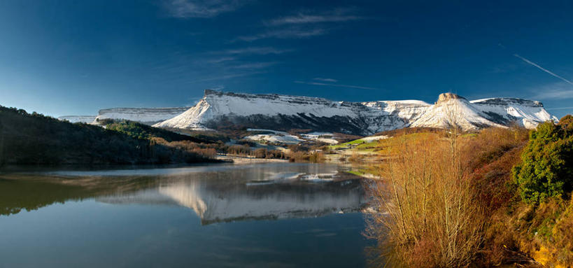 无人,横图,全景,室外,白天,湖,美景,山脉,雪山,植物,西班牙,反射,地形,景观,草,天空,自然,景色,摄影,宁静,自然风光,阿拉瓦省,彩图