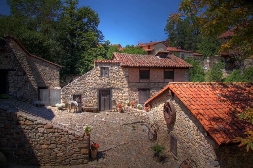 无人,横图,室外,白天,建筑,西班牙,房屋,屋顶,城镇,石墙,树,摄影,宁静,万里无云,农舍,坎塔布利亚,彩图,传统文化