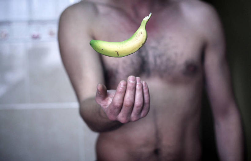 成年人,一个人,横图,室内,白天,正面,香蕉,水果,西班牙,仅一个男性,半空,饮食,裸露,摄影,接,清新,裸,健康食物,彩图