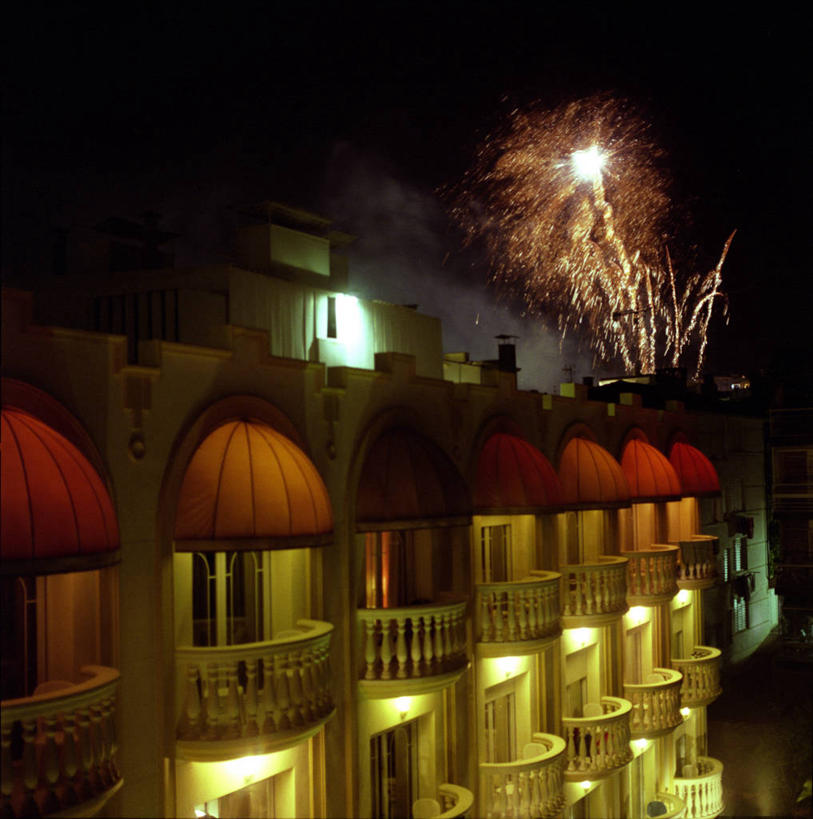 无人,竖图,室外,夜晚,阳台,城市,建筑,酒店,西班牙,庆祝,天空,摄影,照亮,彩图,锡切斯,巴塞罗那省,传统节日