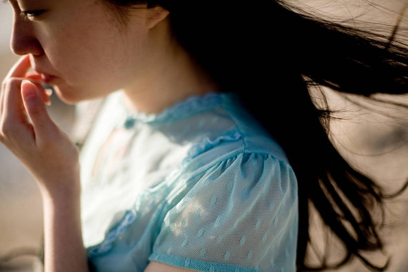 成年人,脸,头,脸颊,一个人,站,横图,室外,侧面,日落,风,纽约,美国,仅一个年轻女性,仅一个女性,仅一个人,休闲装,肩膀,思考,摄影,逆光,纽约州,无忧无虑,年轻女性,女人,女性,年轻人,头部,脸部,脸蛋,面部,海滩,彩图,乱发,朝鲜族