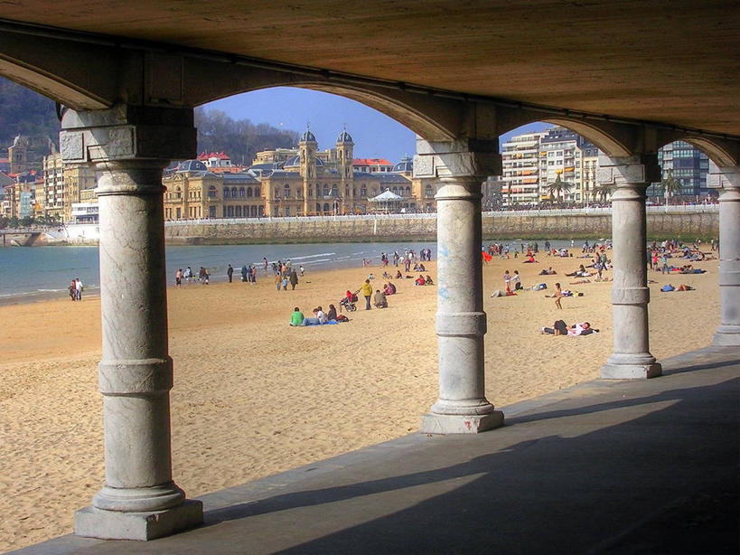 横图,室内,白天,旅游,度假,海洋,建筑,西班牙,行人,游客,游人,阴影,沙子,柱子,拱门,路人,旅客,天空,摄影,享乐,圣塞瓦斯蒂安,过客,海滩,彩图