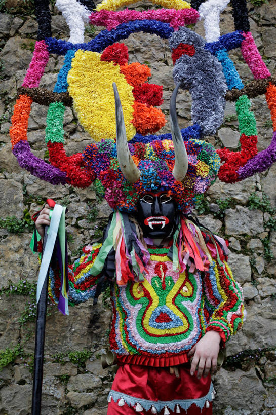 一个人,魔术师,站,竖图,室外,白天,正面,民族服装,西班牙,狂欢节,表演,服装,庆祝,古典,拿着,文化,传统,衣服,个性,遮,遮掩,摄影,服饰,古装,掩盖,遮挡,遮盖,掩饰,韵味,加利西亚,半身,彩图,传统服装,民俗服,传统文化