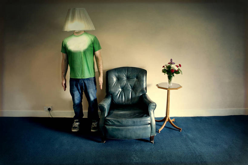 西方人,成年人,中年人,老年人,一个人,站,横图,室内,白天,正面,地毯,花瓶,爱尔兰,欧洲,欧洲人,仅一个男性,仅一个人,仅一个中年男性,首都,休闲装,灯,花,灯罩,摄影,照亮,起居室,扶手椅,想法,男人,男性,中年男性,白种人,彩图