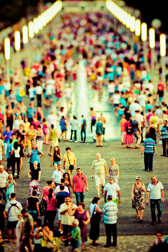 成年人,站,竖图,室外,夜晚,运动,罗马尼亚,首都,许多人,休闲装,体育场,一群人,摄影,照明设备,国家体育场,布加勒斯特,男人,女人,休闲活动,步行,彩图