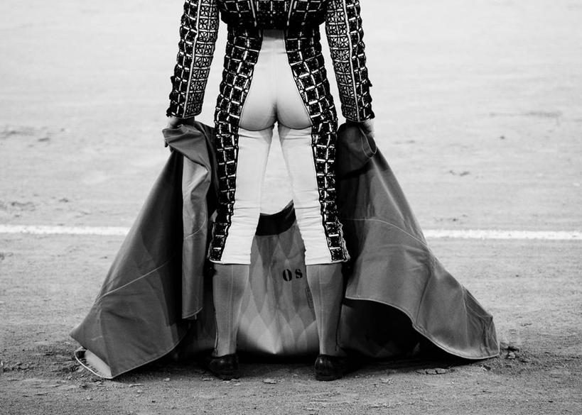 成年人,一个人,站,横图,黑白,室外,白天,锻炼,快乐,风险,比赛,运动,竞争,斗牛,西班牙,仅一个男性,拿着,娱乐,斗牛场,背面,休闲,摄影,控制,体育运动,斗篷,马拉加省,体育,传统服装,健身,西班牙斗牛