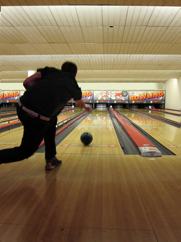 成年人,一个人,站,竖图,室内,运动,保龄球,英国,仅一个男性,保龄球馆,休闲装,球道,背面,摄影,球馆,保龄球道,技能,扔,彩图