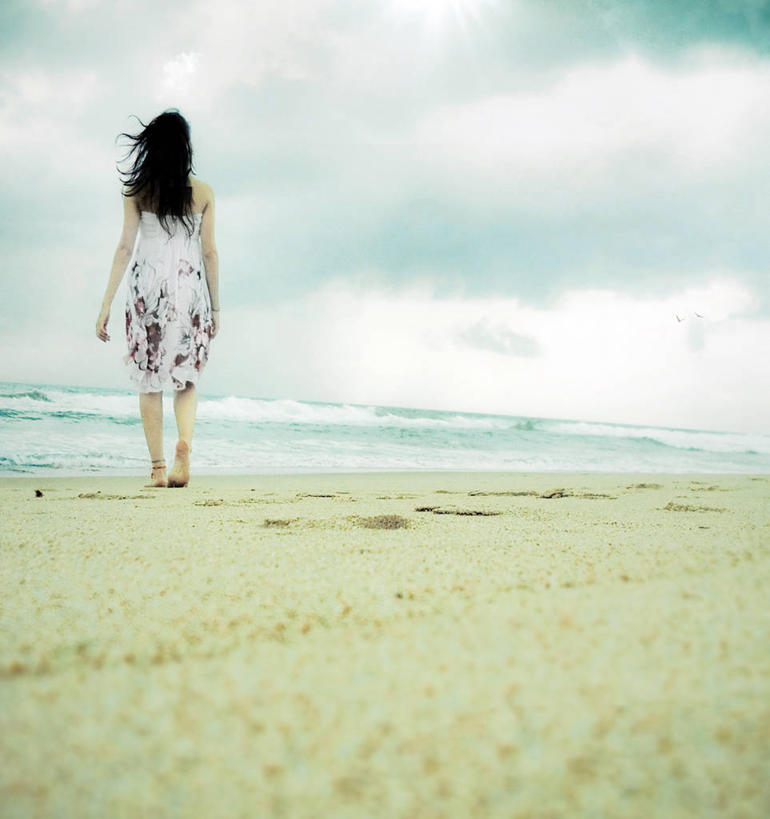 成年人,一个人,竖图,室外,白天,海浪,海洋,巴西,仅一个女性,脚印,沙子,云,休闲装,背面,天空,自然,波浪,赤脚,放松,摄影,海滩,休闲活动,步行,彩图,乱发