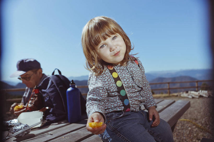 西方人,儿童,成年人,老年人,两个人,吃,横图,室外,白天,旅游,纯洁,西班牙,欧洲,欧洲人,行人,游客,游人,野餐,路人,旅客,小孩,可爱,童年,童趣,摄影,肖像,童真,烂漫,无邪,莱里达省,过客,天真,老年男性,男人,男性,女孩,白种人,孩子,半身,彩图,晕影