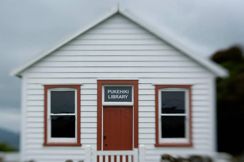 无人,图书馆,横图,室外,白天,窗户,门,建筑,新西兰,关闭,木材,文字,云,教育,树,红色,白色,天空,摄影,宁静,封闭,达尼丁,彩图