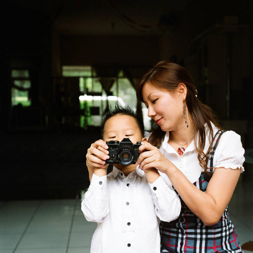 儿童,成年人,中年人,两个人,家庭,母亲,儿子,站,微笑,方图,室内,白天,正面,衬衫,纯洁,相机,印度尼西亚,连接,拿着,注视,休闲装,小孩,拍照,观察,教,看,温暖,温馨,一家人,可爱,童年,童趣,摄影,观看,协助,和睦,察看,知识,关注,童真,烂漫,无邪,西爪哇,天真,男孩,男性,中年女性,中国人,孩子,半身,彩图,融洽,万隆