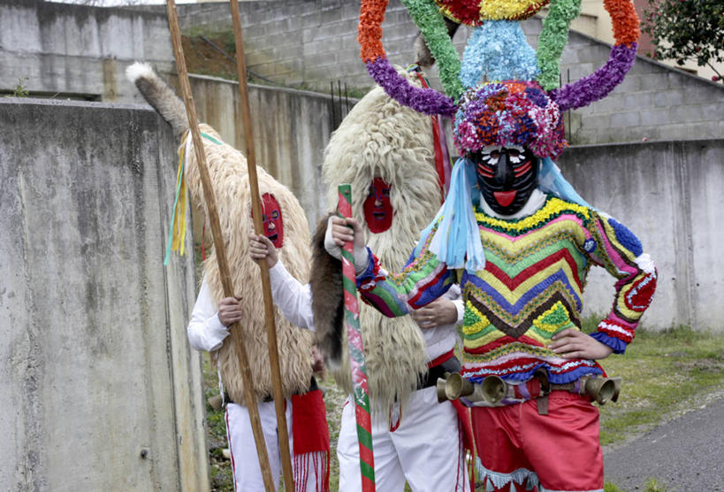 三个人,站,横图,室外,白天,西班牙,狂欢节,庆祝,头饰,拿着,叉腰,遮,遮掩,摄影,手杖,掩盖,遮挡,遮盖,掩饰,阿斯图里亚斯,加利西亚,彩图,传统服装,传统文化