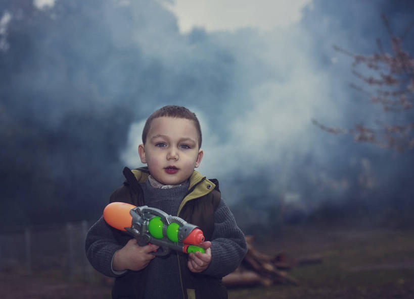 西方人,儿童,一个人,站,横图,室外,白天,正面,纯洁,西班牙,欧洲,巴塞罗那,欧洲人,仅一个男性,仅一个人,拿着,休闲装,草,树,小孩,天空,仅一个小孩,烟,可爱,童年,童趣,摄影,玩具枪,肖像,童真,烂漫,无邪,天真,男孩,男人,男性,白种人,孩子,半身,彩图,男生,幼儿