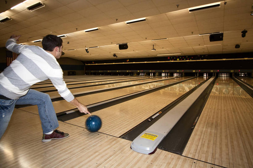 西方人,成年人,一个人,站,横图,室内,保龄球,欧洲,美国,欧洲人,仅一个男性,仅一个人,弯腰,保龄球馆,休闲装,球道,仅一个年轻男性,摄影,球馆,保龄球道,内布拉斯加,男人,男性,年轻男性,白种人,年轻人,休闲活动,扔,彩图