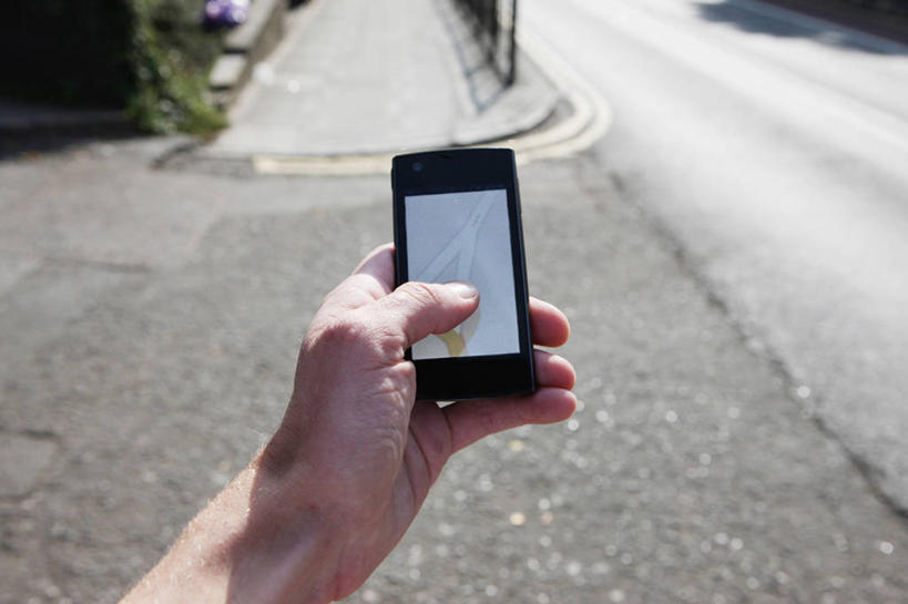 成年人,老年人,手,一个人,横图,室外,特写,白天,技术,街道,英国,仅一个男性,仅一个人,仅一个中年男性,触摸屏,首都,拿着,人体,摄影,指导,部分,便利,智能手机,无线电技术,男人,男性,中年男性,彩图