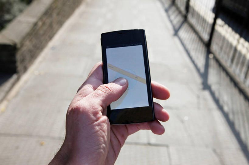 西方人,成年人,中年人,手,一个人,横图,室外,特写,白天,技术,街道,英国,欧洲,欧洲人,仅一个男性,仅一个人,仅一个中年男性,人行道,触摸屏,首都,拿着,人体,摄影,指导,部分,便利,智能手机,无线电技术,男人,男性,中年男性,白种人,彩图