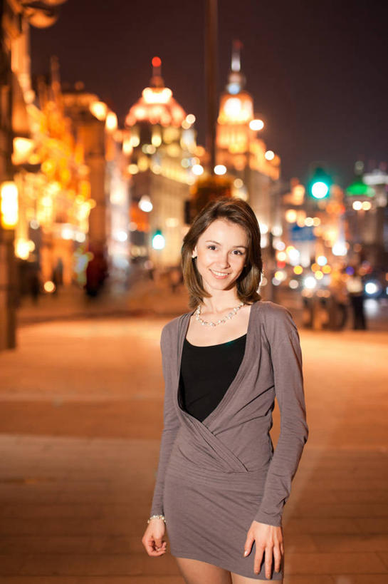 西方人,成年人,一个人,站,笑,微笑,露齿笑,竖图,室外,夜晚,正面,幸福,信心,项链,上海,欧洲,欧洲人,仅一个年轻女性,仅一个女性,仅一个人,褐色,天空,摄影,照亮,肖像,年轻女性,女人,女性,白种人,年轻人,半身,彩图,美人,俄罗斯人