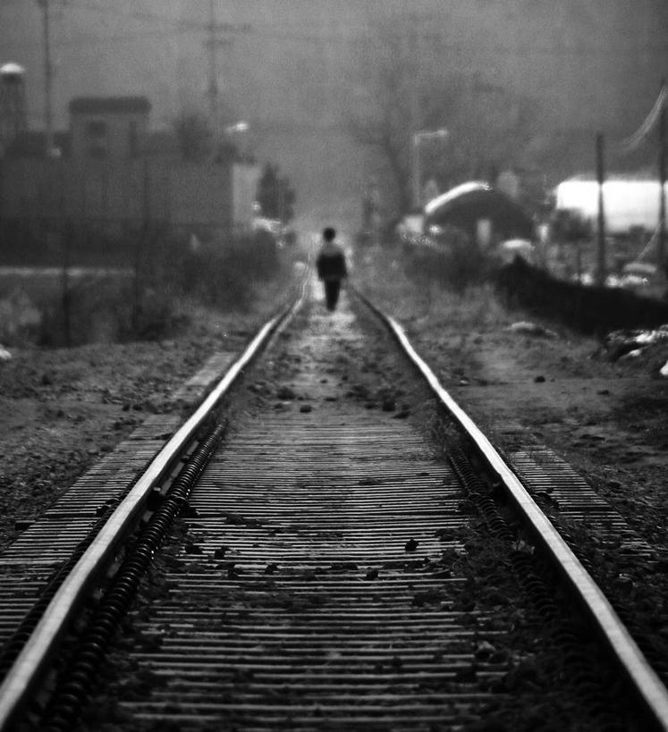 一个人,竖图,黑白,室外,白天,路,铁路,韩国,轨道,交通,铁轨,背面,运输,摄影,京畿道,步行