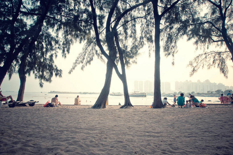 坐,横图,室外,白天,旅游,湖,河流,香港,行人,游客,游人,沙子,河岸,许多人,路人,旅客,树,一群人,摄影,宁静,过客,休闲活动,彩图