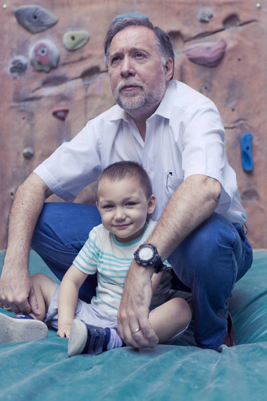 西方人,儿童,成年人,中年人,老年人,两个人,教师,坐,蹲,攀登,竖图,室外,纯洁,西班牙,欧洲,巴塞罗那,欧洲人,休闲装,极限运动,小孩,教,可爱,童年,童趣,摄影,享乐,肖像,童真,烂漫,无邪,开端,攀岩墙,天真,老年男性,男孩,白种人,孩子,彩图