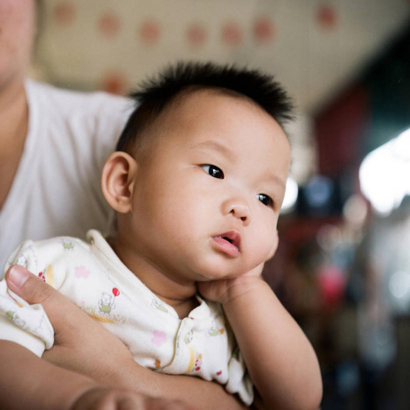 婴儿,儿童,成年人,脸,头,脸颊,两个人,方图,室内,白天,婴儿服装,纯洁,印度尼西亚,托腮,休闲装,肩膀,小孩,思考,可爱,童年,摄影,活泼,运送,宝宝,纯真,烂漫,无邪,西爪哇,开端,伶俐,天真,年轻男性,中国人,孩子,年轻人,头部,脸部,脸蛋,面部,彩图,万隆