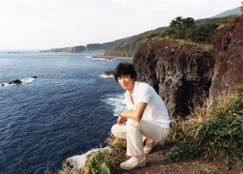 东方人,成年人,中年人,老年人,一个人,蹲,横图,室外,白天,侧面,幸福,信心,河流,山,爱知县,东京,日本,亚洲,仅一个男性,仅一个人,仅一个中年男性,悬崖,首都,休闲装,黄种人,草,天空,日本人,放松,摄影,肖像,东亚,本州,关东地方,本州岛,日本国,东京都,三宅岛,豆南诸岛,伊豆七岛,伊豆群岛,男人,男性,中年男性,亚洲人,彩图