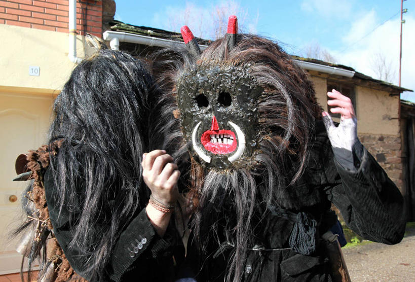 成年人,两个人,站,横图,室外,白天,民族服装,神秘,西班牙,服装,庆祝,神话,云,古典,拿着,文化,传统,衣服,天空,遮,遮掩,摄影,服饰,古装,掩盖,遮挡,遮盖,掩饰,韵味,惊骇,彩图,传统服装,民俗服,萨莫拉,传统节日