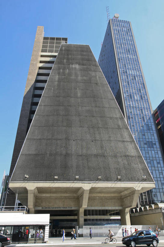 竖图,室外,白天,仰视,建筑,自行车,汽车,巴西,运输,摄影,发展,万里无云,圣保罗,彩图,低角度拍摄