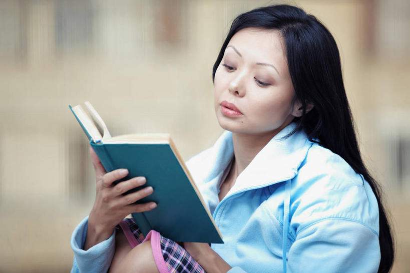 成年人,中年人,头发,一个人,坐,横图,室外,白天,哈萨克斯坦,仅一个女性,仅一个人,拿着,休闲装,黑色,仅一个中年女性,读书,摄影,专心,阿拉木图,女人,女性,中年女性,书,彩图