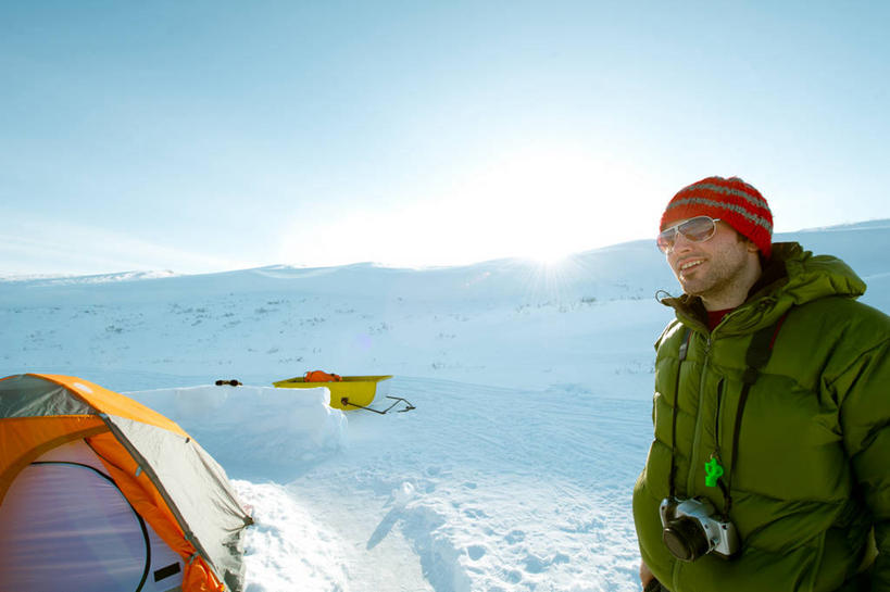 西方人,成年人,一个人,站,微笑,横图,室外,白天,探险,太阳,雪,帽子,相机,日光,欧洲,加拿大,欧洲人,仅一个男性,仅一个人,帐篷,仅一个年轻男性,太阳镜,摄影,雪橇,北美,北美洲,美洲,露营,万里无云,北亚美利加洲,亚美利加洲,编织帽,努纳武特,努纳武特领地,冒险,男人,男性,年轻男性,白种人,年轻人,半身,彩图,努那福特