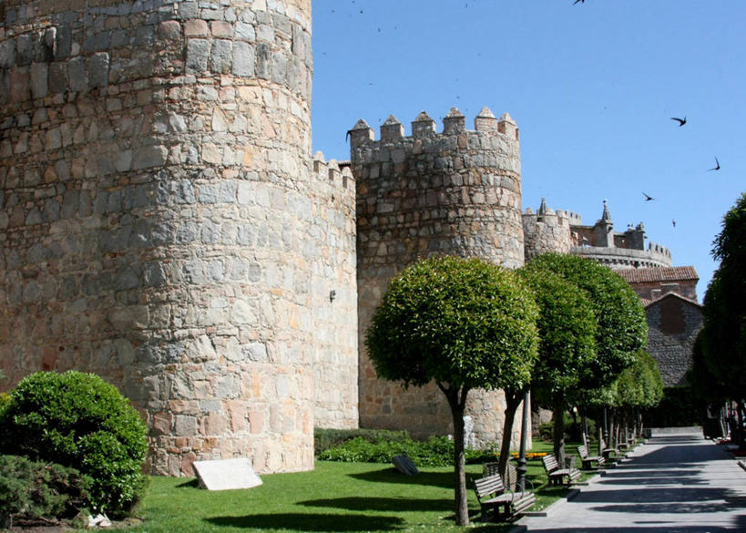 无人,横图,室外,白天,建筑,西班牙,长椅,围墙,历史,城墙,摄影,万里无云,阿维拉,莱昂省,彩图,旅行,林荫大道