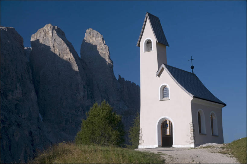 无人,横图,室外,白天,建筑,意大利,历史,草,树,自然,摄影,宗教,基督教,岩层,意大利文化,万里无云,多洛米蒂山脉,岩石,彩图