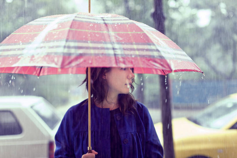 西方人,成年人,脸,头,脸颊,一个人,站,横图,室外,白天,正面,雨,暴雨,街道,汽车,西班牙,欧洲,巴塞罗那,欧洲人,仅一个年轻女性,仅一个女性,仅一个人,伞,天气,拿着,休闲装,肩膀,树,自然,运输,摄影,保护,等,年轻女性,女人,女性,白种人,年轻人,头部,脸部,脸蛋,面部,彩图,巴塞罗那省,季候风