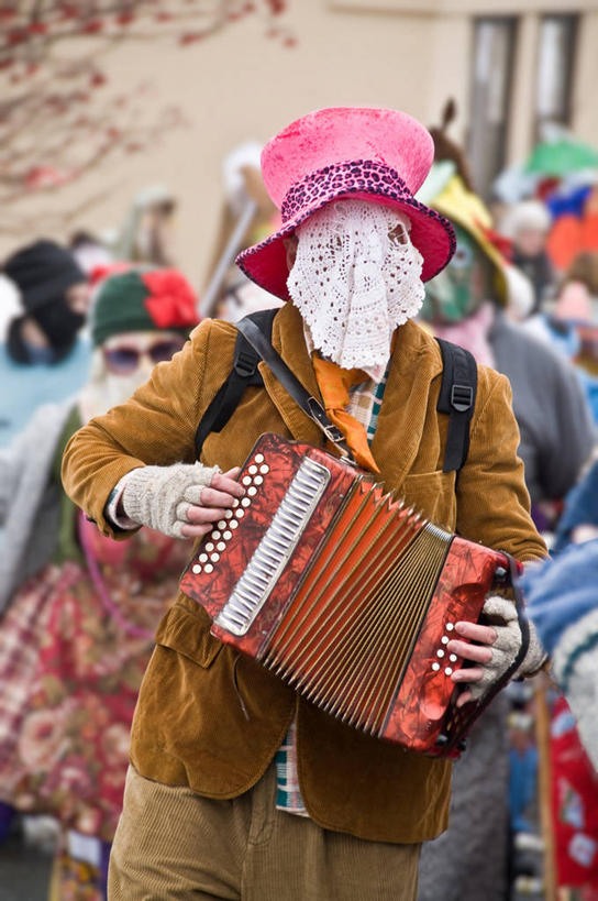 成年人,一个人,站,竖图,室外,白天,正面,纺织品,加拿大,圣诞节,仅一个男性,庆祝,单簧管,乐器,音乐,拿着,休闲装,外套,遮,遮掩,摄影,掩盖,遮挡,游行,遮盖,掩饰,纽芬兰,半身,彩图,纽芬兰岛,传统文化