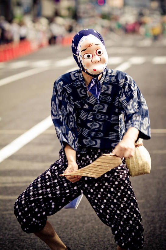 成年人,一个人,竖图,室外,白天,正面,街道,日本,仅一个男性,庆祝,日本文化,头巾,头饰,纸,拿着,休闲装,发饰,遮,遮掩,摄影,掩盖,遮挡,遮盖,掩饰,岛根县,彩图,松江市,传统节日