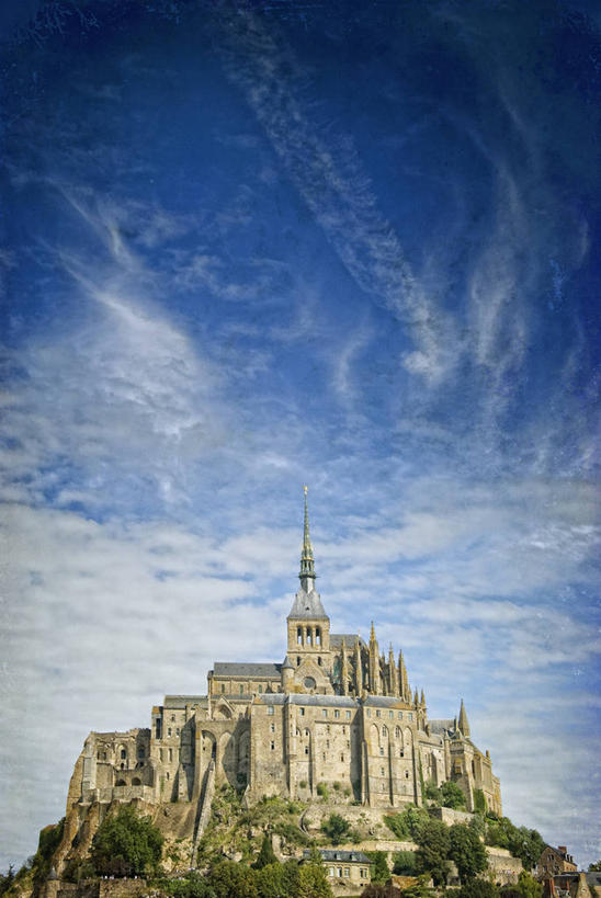 无人,教堂,竖图,室外,白天,建筑,法国,云,历史,天空,地标建筑,摄影,宗教,法国文化,圣米歇尔山,彩图