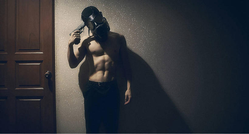 东方人,成年人,一个人,站,横图,室内,正面,泰国,亚洲,仅一个男性,仅一个人,朦胧,模糊,枪支,墙,拿着,黄种人,裸露,仅一个年轻男性,摄影,手枪,东南亚,暴力,自杀,裸,进攻,防毒面罩,杀害,泰王国,结束,男人,男性,年轻男性,亚洲人,年轻人,半身,彩图,暖武里府,杀人犯,独处