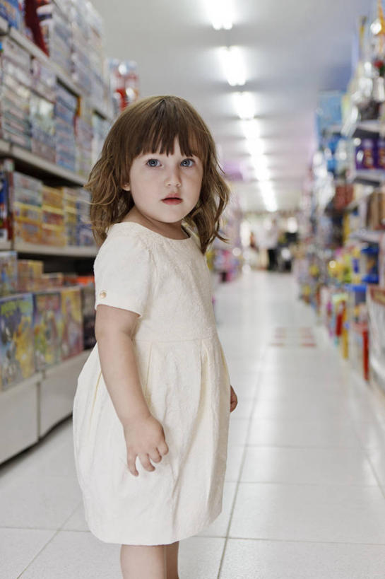 西方人,儿童,一个人,商店,竖图,室外,白天,纯洁,消费,玩具,西班牙,欧洲,巴塞罗那,欧洲人,仅一个女性,仅一个人,许多,丰富,很多,休闲装,架子,小孩,仅一个小孩,可爱,零售,童年,童趣,摄影,照亮,肖像,选择,童真,玩具店,烂漫,无邪,天真,女孩,女人,女性,白种人,孩子,彩图,女生,巴塞罗那省