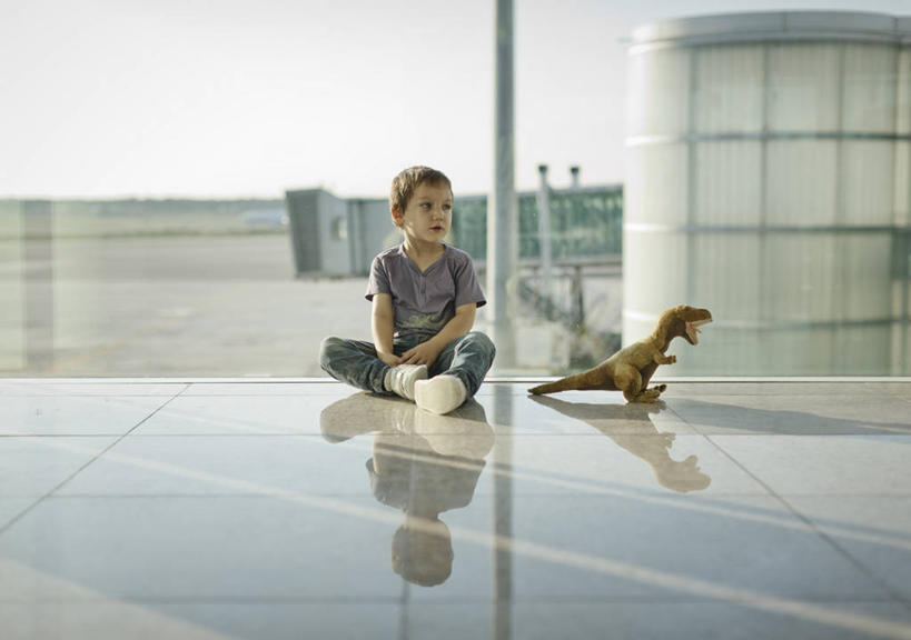 西方人,儿童,一个人,机场,坐,横图,室内,白天,正面,纯洁,寂寞,玩具,西班牙,欧洲,巴塞罗那,欧洲人,仅一个男性,仅一个人,反射,休闲装,小孩,仅一个小孩,可爱,童年,童趣,摄影,砖地,童真,烂漫,无邪,天真,男孩,男人,男性,白种人,孩子,彩图,男生,巴塞罗那省