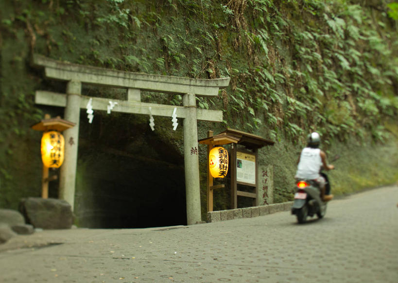 成年人,一个人,坐,横图,室外,白天,路,摩托车,照明,日本,仅一个男性,节日,日本文化,标志,灯笼,头盔,头饰,文字,纸灯笼,字符,字母,大门,神奈川县,休闲装,文化,标识,车,背面,灯具,交通工具,祈祷,健康,许愿,运输,摄影,宗教,洞穴,信仰,纪念,神道,祈求,照亮,神殿,越过,照明设备,载具,镰仓,神道教,平安,彩图