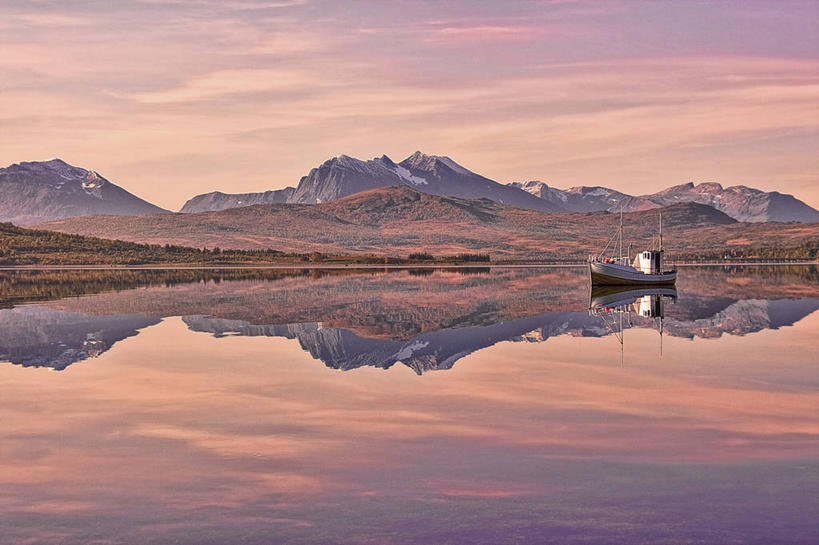 无人,横图,室外,白天,河流,美景,山,船,挪威,对称,反射,地形,景观,云,风景,天空,自然,景色,运输,摄影,宁静,自然风光,特隆姆瑟,彩图