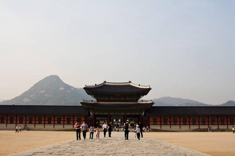 宫殿,站,横图,室外,白天,旅游,山,建筑,景福宫,首尔,韩国,行人,游客,游人,首都,历史,路人,旅客,摄影,万里无云,朝鲜半岛,过客,彩图